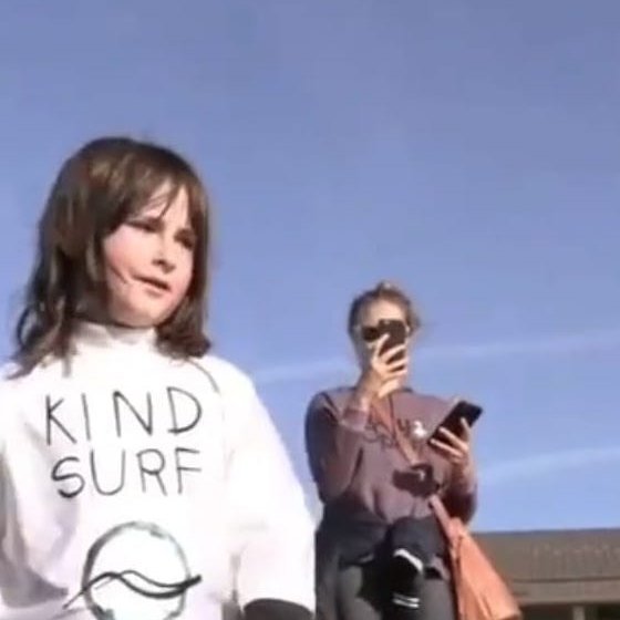 Saioa Huarte con la sudadera de Kind Surf, el proyecto donde empezó a surfear