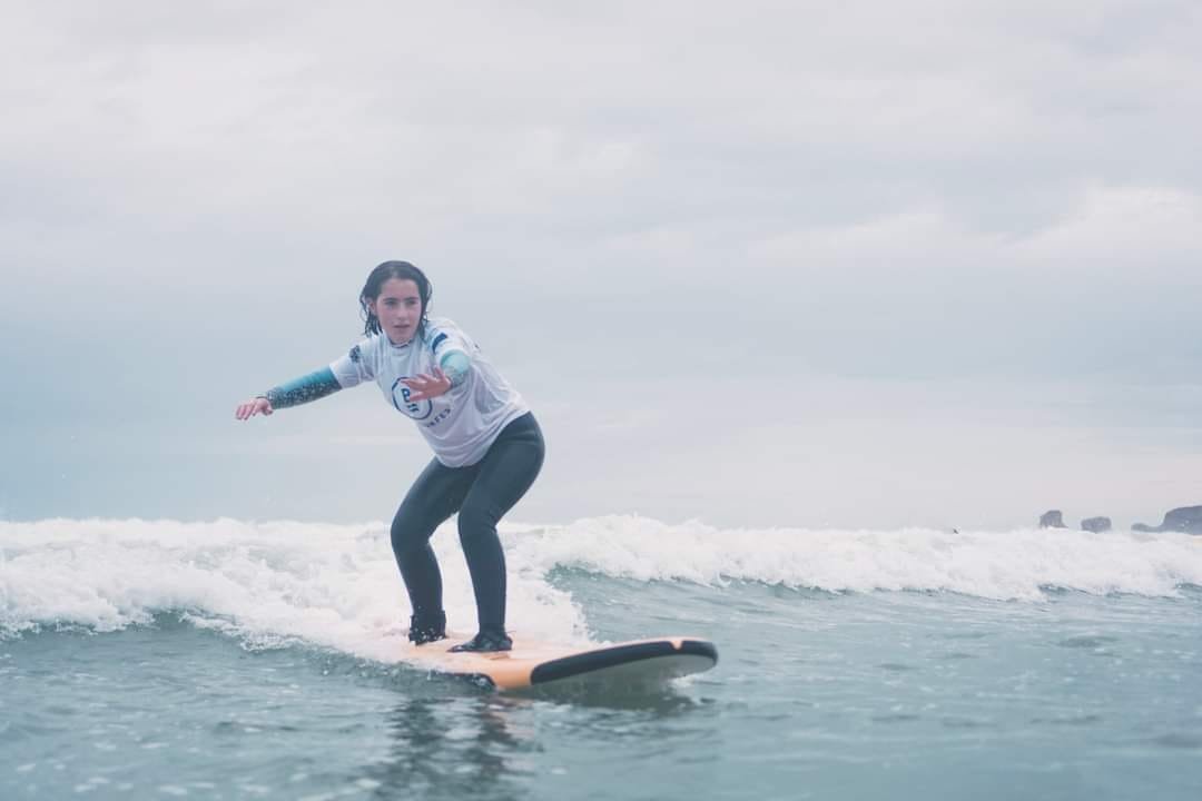 Saioa Huarte surfeando con la tabla naranja